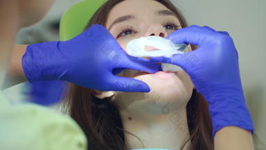 牙医准备病人口服腔牙齿<strong>美</strong>白过程