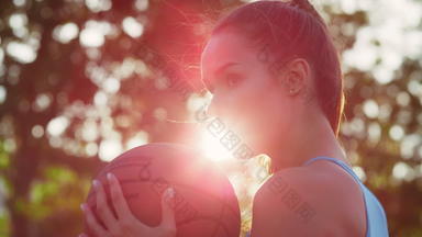 特写镜头美丽的女人培训街篮球体育运动操场上