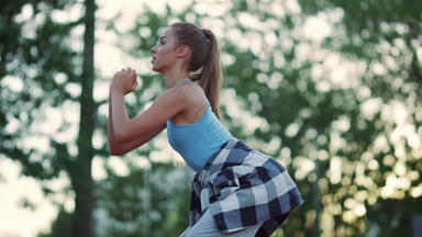 活跃的女运动员锻炼户外女孩使有氧运动练习