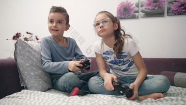 朋友玩视频游戏战斗首页男孩女孩玩视频游戏