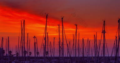 游艇港口日出间隔拍摄游艇玛丽娜红色的天空游艇港口