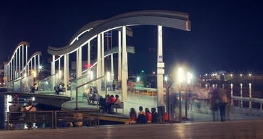 人走木码头巴塞罗那港口间隔拍摄游客桥