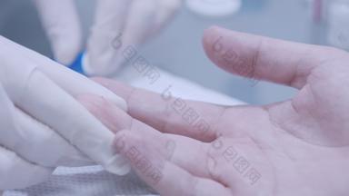 医生手血测试<strong>病人</strong>手指实验室关闭血测试