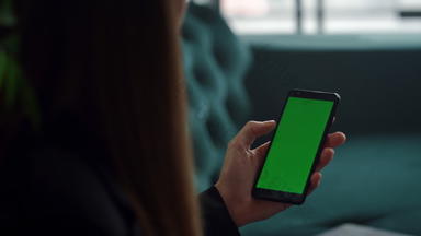 女人手智能手机绿色屏幕未知的女孩工作电话