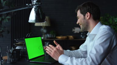 积极的商人视频聊天在线移动PC绿色屏幕办公室