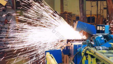 自动焊接机工作工厂明亮的金属火花扔