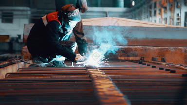 工人焊接金属建设保护面具钢工厂