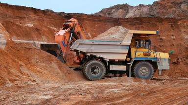 挖掘机加载沙子自动倾卸车卡车履带挖掘机工作
