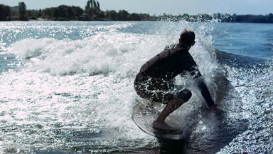 之后冲浪者下降水慢运动男人。旋转之后冲浪