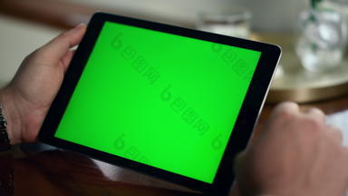 特写镜头手绿色屏幕垫富有的男人。<strong>触摸</strong>数字平板电脑电脑