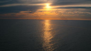 海洋表面和平多云的天空黄色的太阳海洋反映太阳
