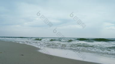 波崩溃沙子海滩灰色多云的天气空中视图<strong>海洋风</strong>暴