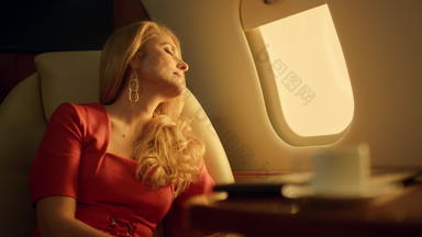 飞机乘客旅行类特写镜头累了美丽的金发女郎做梦