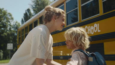 微笑<strong>妈妈</strong>拥<strong>抱</strong>儿子学校公共汽车男孩再见快乐的<strong>妈妈</strong>。