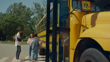 同学们离开学校公共汽车开放通过学生学术航天飞机
