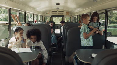 学生坐着学校公共汽车等待旅行孩子们小工具首页