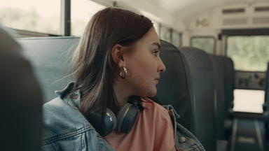 十几岁的女孩坐着学校公共汽车关闭女<strong>学生聊天</strong>乘客
