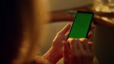 特写镜头手触碰绿色屏幕设备女人滚动浓度关键小工具
