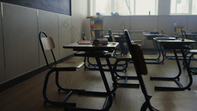 空学校房间室内教室桌子椅子教育