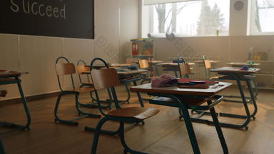 桌子椅子现代教室室内学校房间自然光