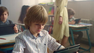 男孩屏幕数字平板电脑教训学生学习垫