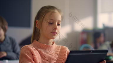 女孩数字平板电脑老师帮<strong>助学</strong>生类工作垫