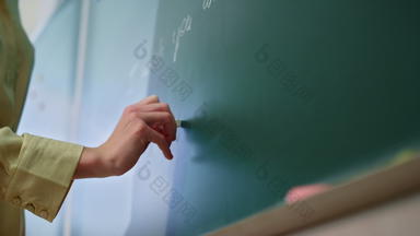 老师画黑板上教师手写作黑板