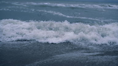 海洋波风暴海滩黑暗蓝色的背景危险的自然概念