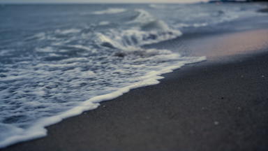 海波崩溃沙子日落晚上海滩黄昏<strong>海洋</strong>潮飞溅海岸线