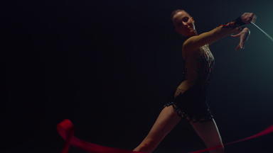 女孩体操运动员跳舞丝带在室内运动员有节奏的体操