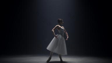 灵活的芭蕾舞女演员站关注的焦点芭蕾舞舞者移动手阶段