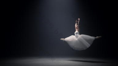 华丽的女人<strong>飙升</strong>的芭蕾舞衣服阶段芭蕾舞女演员跳舞在室内