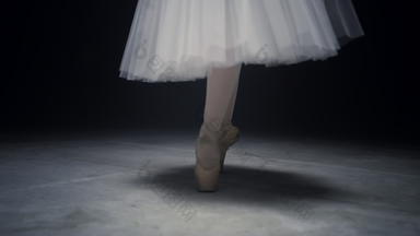 芭蕾舞舞者腿<strong>跳舞</strong>踮着脚走的芭蕾舞女演员脚步骤尖端鞋子