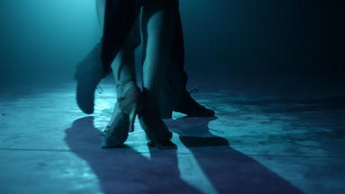 特写镜头舞者腿跳舞在室内合作伙伴脚拉丁跳舞步骤