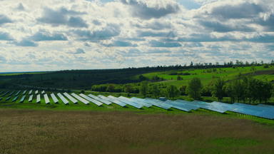 空中视图太阳能面板公园绿色自然背景可持续发展的能源
