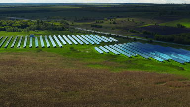 空中视图蓝色的太阳能面板公园太阳能电池农场绿色场