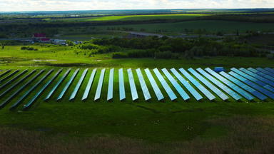 <strong>无人机</strong>视图太阳能面板公园绿色场空中太阳能电池行