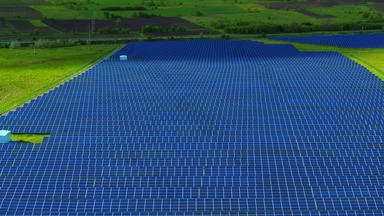 可再生权力农场农村景观空中视图行太阳能面板