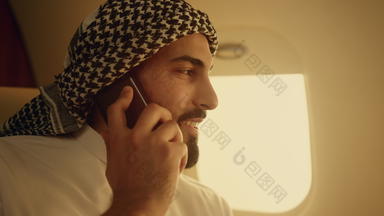 <strong>阿拉伯商人</strong>会说话的细胞电话飞机特写镜头自信男人。旅行