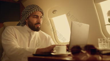 积极的首席执行官打字移动PC业务旅行特写镜头微笑阿拉伯享受