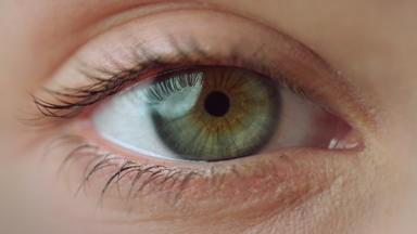 宏视频女眼睛极关闭视图运动女人蓝色的眼睛
