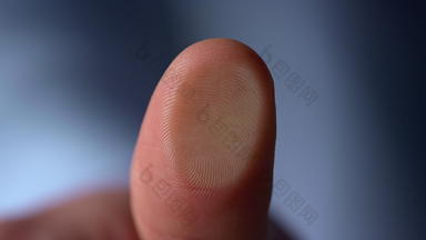 马可视频指纹玻璃表面在室内男人。拇指指纹窗玻璃