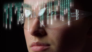 数字矩阵眼镜全息图显示列数字未来主义的设备特写镜头