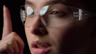 未来主义的眼镜图全息图愿景女人分析连接系统