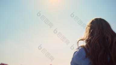 美丽的女人照片相机享受阳光明媚的一天蓝色的天空背景