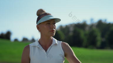 有吸引力的高尔夫球手游戏匹配女人检查结果夏天场
