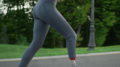 女跑步者人工肢体锻炼公园女孩腿运行在户外