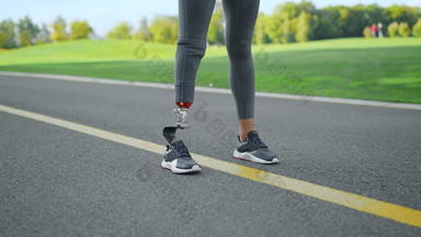 慢跑者人工肢体站公园女人开始位置路