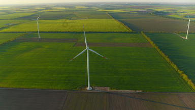 空中视图风车农场生成权力风涡轮机生产能源
