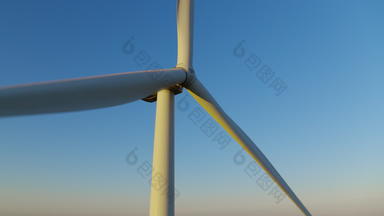 风车螺旋桨旋转特写镜头风涡轮生产可再生<strong>能源</strong>